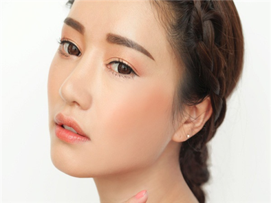 Các bước trong cách trang điểm cho da mụn như thế nào ?
