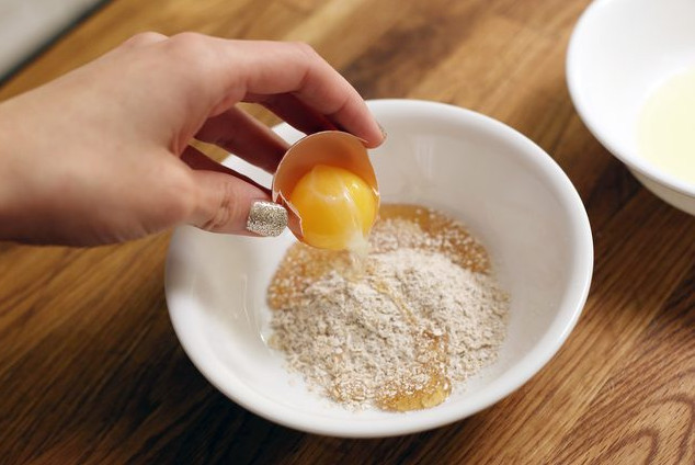BÍ QUYẾT LÀM MẶT NẠ TRỊ MỤN TRẮNG DA